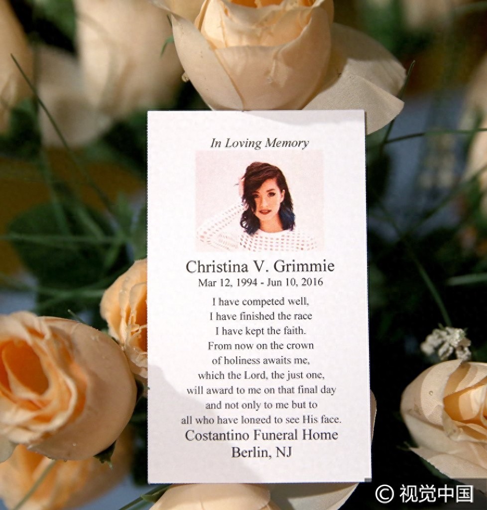 遭枪击女歌手克里斯蒂娜·圭密追悼会举行 家人泣不成声