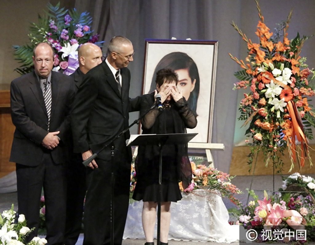遭枪击女歌手克里斯蒂娜·圭密追悼会举行 家人泣不成声