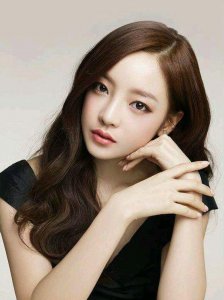 ​90后女星，参演过《城市猎人》，曾对男友施暴，被发现家中轻生