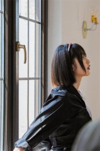 ​邓恩熙真有明星范，穿短外套+小白裙，才15岁就像个优雅小公主