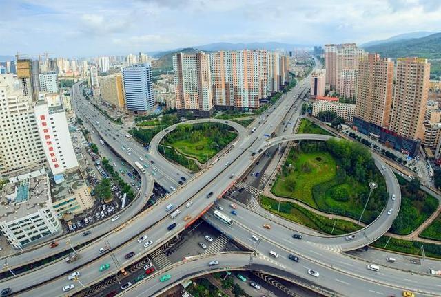 这个城市有“中国夏都”之称,是中国青藏高原最大的城市