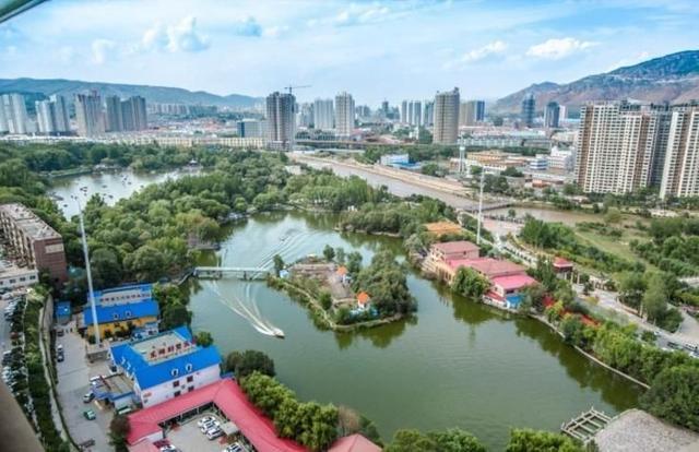这个城市有“中国夏都”之称,是中国青藏高原最大的城市
