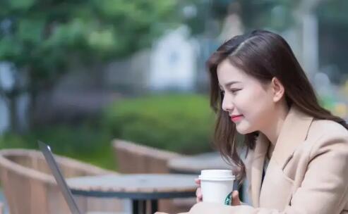 和女生聊天她总发表情什么意思