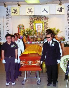 ​老照片：1997年，林正英葬礼现场，女友苑琼丹泣不成声，哭成泪人