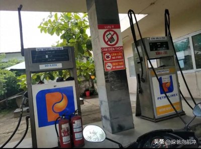 ​还买电车吗？男子送临产老婆去医院遇汽车系统升级，需等待51分钟