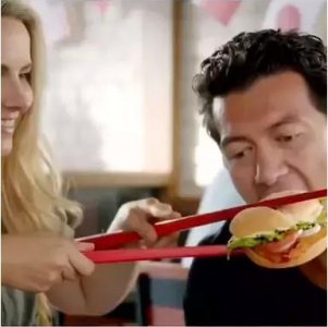 ​筷子夹汉堡广告引网友满 难道在歧视用筷子吃饭的人？