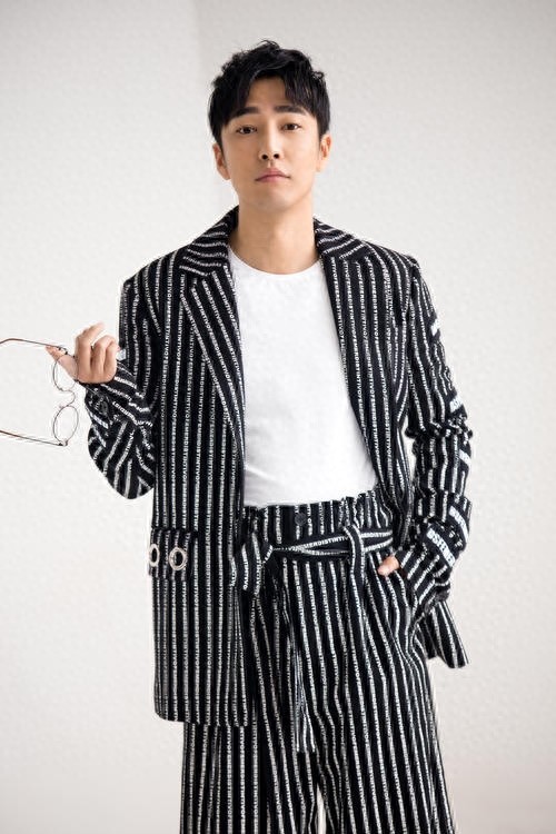 邹廷威高清手机壁纸 每一张手机桌面帅气俊朗粉丝们收藏哪一张呢