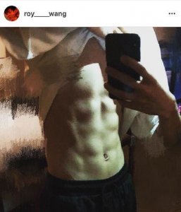 ​少年长大了！王源大秀八块腹肌引粉丝疯狂