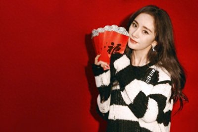 ​偶遇杨幂牵女儿逛街！小糯米腿长逆天，1米6身高藏不住明星基因＂