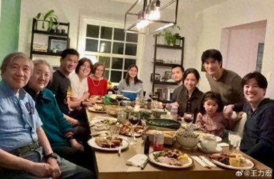 ​王力宏晒全家福 82岁的父亲老了很多