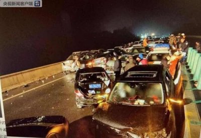 ​贵州石阡境内两条高速100多辆车连环追尾 已致2死