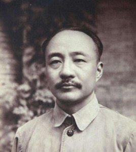 ​他因好友妻子太漂亮，杀友夺妻，生下10个儿女，死后还享受国葬