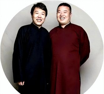 ​他是天津相声演员 因扑盲子而走红 到北京参赛却遭到评委的猛烈批评