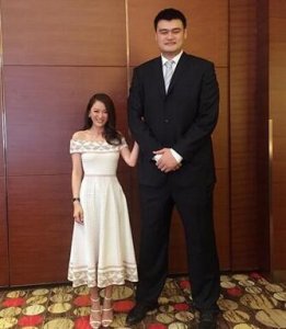 ​陈乔恩与姚明合影，自称“拇指姑娘”