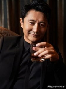 ​著名演员涂松岩：中年才红，妻子是圈外人，为家庭甘愿不接戏