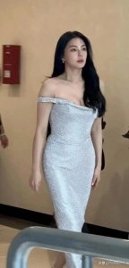 张雨绮新加坡之行，银色抹胸裙成为焦点，华丽造型闪耀全场