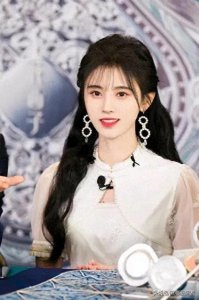 ​鞠婧祎的综艺表现：甜美形象与幽默感的完美结合