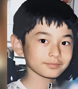 ​考古黄晓明早期照片，那时候他还是单眼皮小眼睛宽下巴