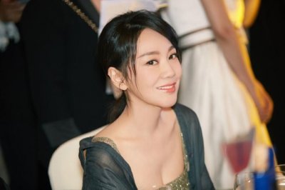​闫妮：35岁才走红，离婚16年，为了女儿至今未嫁人