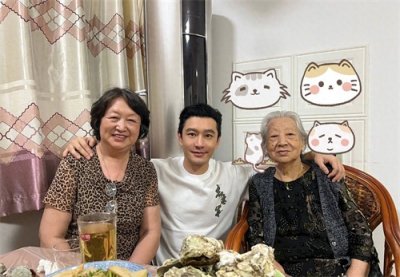 ​黄晓明回青岛老家聚餐，满桌海鲜显奢侈，小海绵照片打码引热议