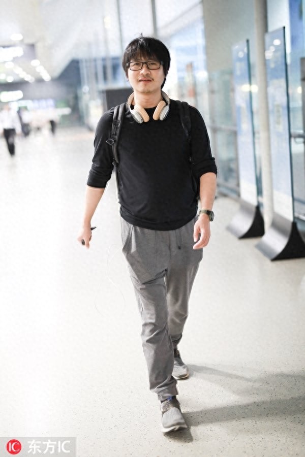 韩寒也成“中年油腻大叔”,胡子拉碴身材发福