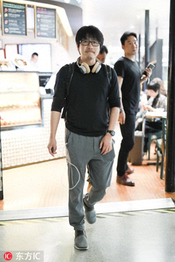 韩寒也成“中年油腻大叔”,胡子拉碴身材发福