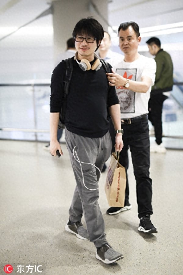 韩寒也成“中年油腻大叔”,胡子拉碴身材发福