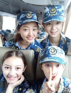 ​北电“学霸”关晓彤军训照片曝光 室友全都是高颜值！