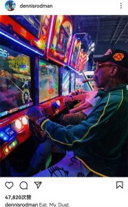 ​61岁罗德曼近况：胡子花白仍有18岁心态，特立独行，身边美女如云