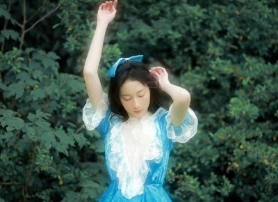 ​远嫁八年，他却背着我撩妖艳初恋，深情拥吻被当场捉奸后结局惨烈