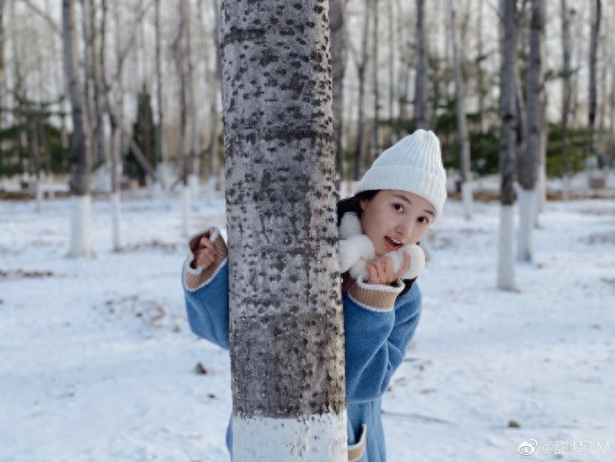 冰清玉洁的小美女牛欣欣，雪地林中留美照