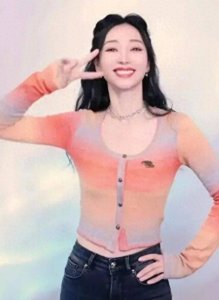 ​43岁柳岩事业线消失？靠身材出圈，因婚闹险退圈的她如今撞脸网红