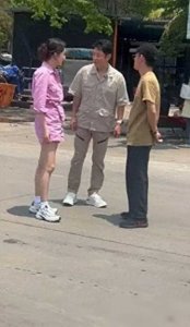 ​王鸥复出工作忙，和撒贝宁一起录制综艺，一身粉色太显嫩