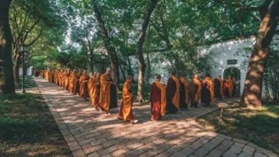 ​去寺庙烧香，这几点禁忌不可冒犯，不懂别乱拜，小心折损家人福气