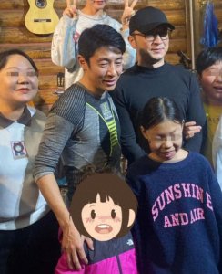 ​撒贝宁一家四口新疆度假被偶遇，李白满脸幸福，金发儿子帅气十足