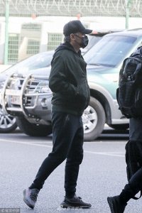 ​吴秀波“出轨”风波后低调现身黑超遮面 感觉整个人憔悴了不少