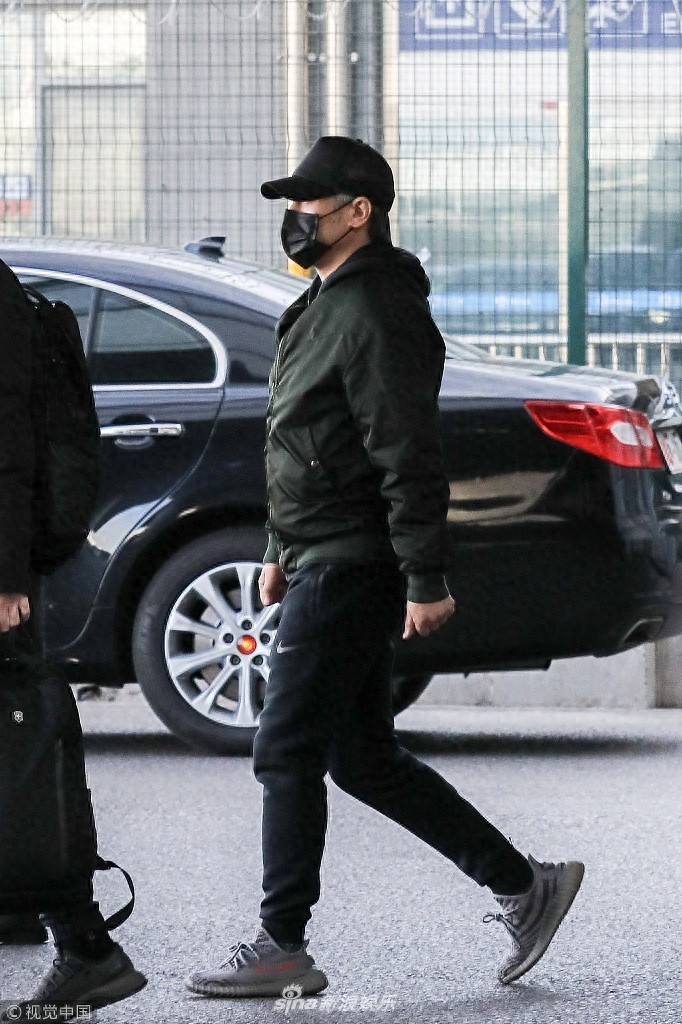 吴秀波“出轨”风波后低调现身黑超遮面 感觉整个人憔悴了不少
