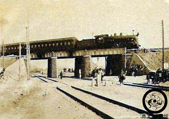 老照片再现皇姑屯事件全过程：火车被炸成空架，图十张作霖被抬走