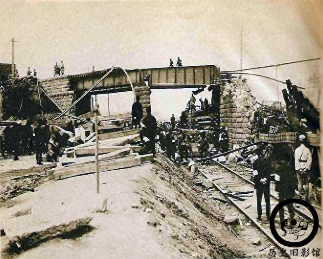 老照片再现皇姑屯事件全过程：火车被炸成空架，图十张作霖被抬走