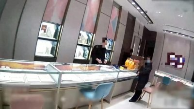 ​携八十万拆迁款异地买黄金？店员报警后真相大白