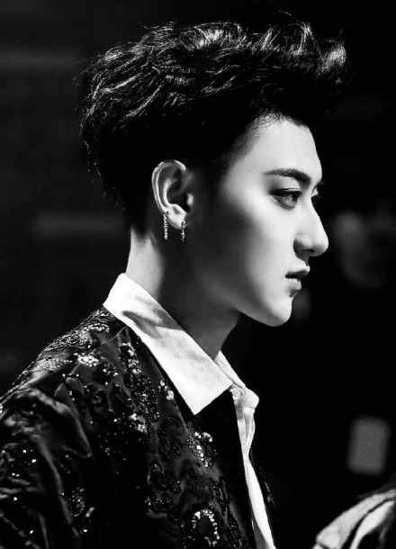 男艺人节目禁耳钉（男明星不许戴耳钉黄子韬怎么办）