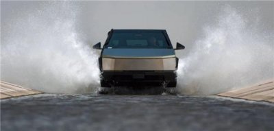 ​特斯拉 Cybertruck 整新活：为测防水工程师亲自钻入尾箱