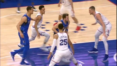 ​东契奇不慎撞伤摄影师，停球后前去查看