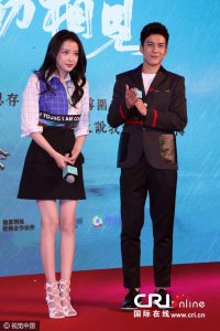 ​韩东君牵手孙怡组CP 搂腰摸头卖萌不断