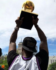 ​洛瑞晒手举总冠军照片，长文告别多伦多