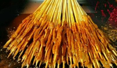 ​小吃街烤鸭肠10元30串，价格如此便宜，老板还赚钱吗？猫腻在这里