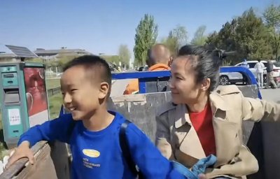 ​央视主持人管彤和儿子坐三轮车买菜，是王菲同学，曾与李亚鹏合作