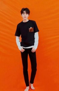 ​30位男星光脚照片，肖战居家风，张若昀性感成毅阳光，林更新好欲