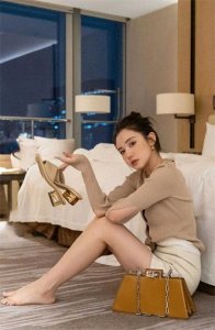 ​美娜腾讯体育主持，身材出众脚型美，跨界演艺圈引关注