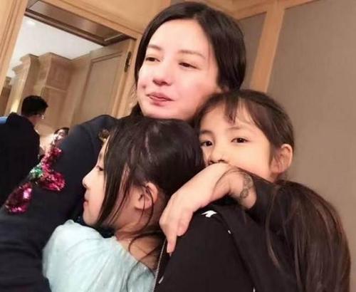 赵薇黄有龙结婚照,赵薇黄有龙哪年(赵薇老公黄有龙生日) 赵薇黄有龙结婚照,赵薇黄有龙哪年(赵薇老公黄有龙生日)